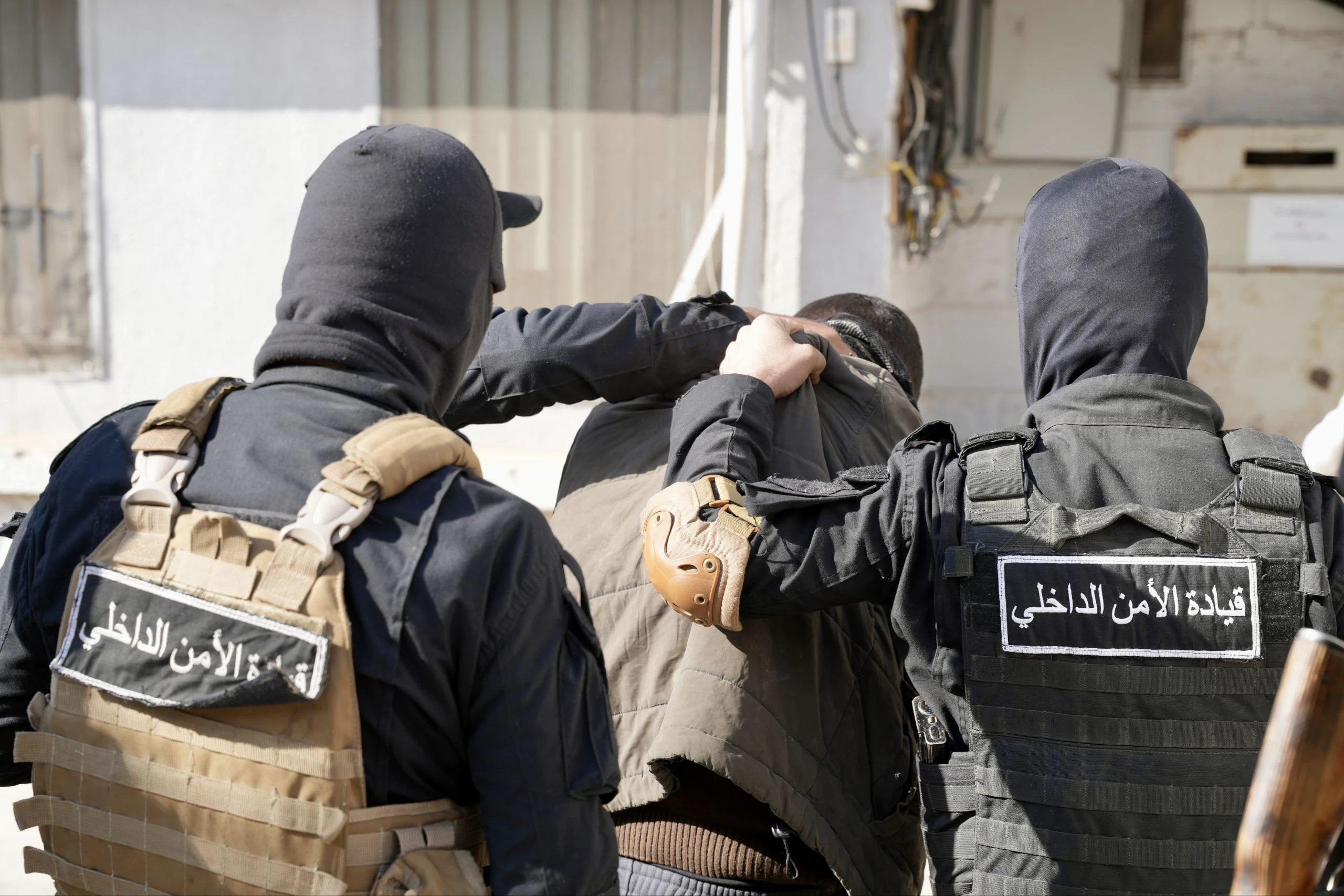 الأمن الداخلي يلقي القبض على عنصر داعشي متورط في استشهاد أحد عناصر الفرقة 86 بوزارة الدفاع