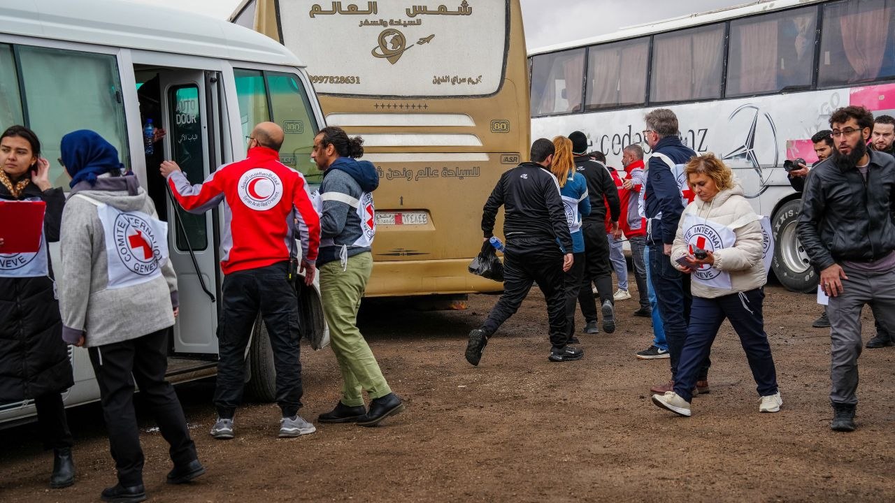 الإفراج عن 61 موقوفاً من أبناء السويداء وإتمام عملية تبادل إنسانية تشمل 25 محتجزاً لدى مجموعات متمردة