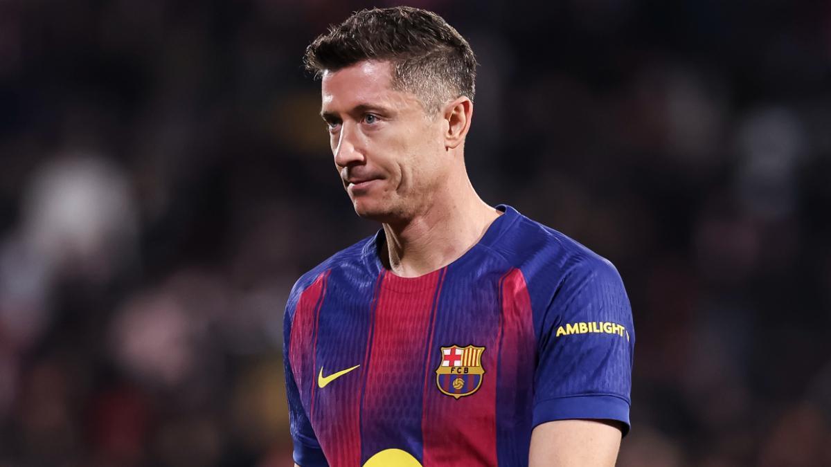 ليفاندوفسكي يغادر الملعب محبطاً.. هل ينتهي مشواره مع برشلونة بنهاية الموسم؟