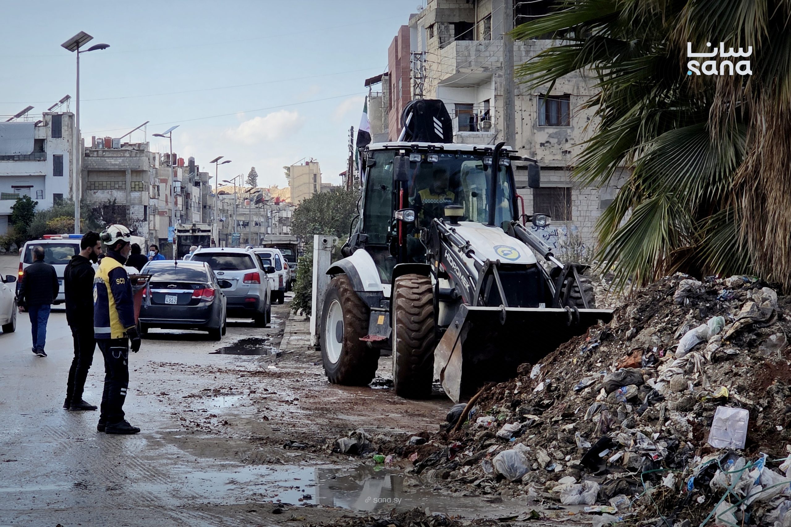 مبادرة مجتمعية جديدة في حلب.. الأهالي ينظفون حي الفردوس بأيديهم