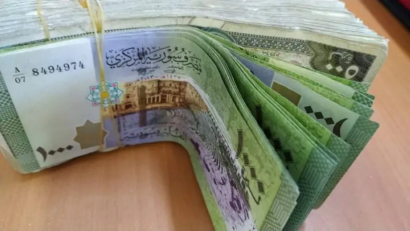 استقرار نسبي في سعر الليرة السورية مقابل العملات الأجنبية اليوم