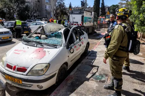 مقتل إسرائيلي وإصابة اثنين في هجوم صاروخي إيراني على تل أبيب والقدس