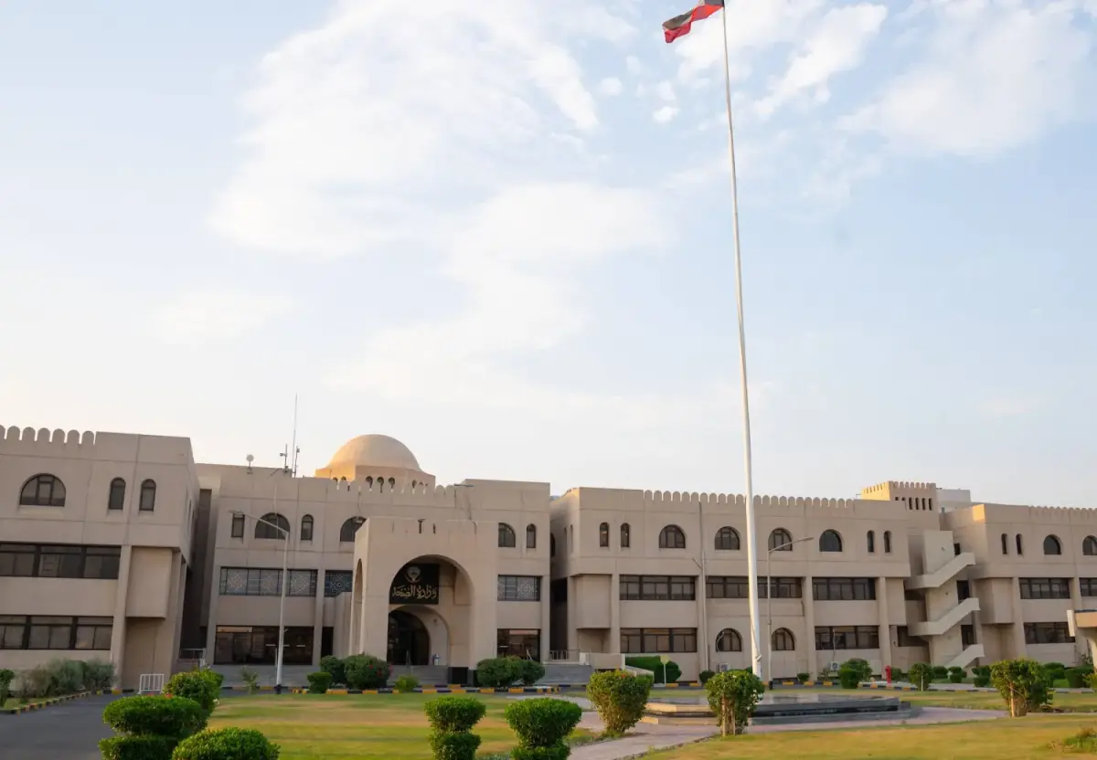 وفاة طفلة في الكويت إثر سقوط شظايا وسط إدانة رسمية للهجمات الإيرانية