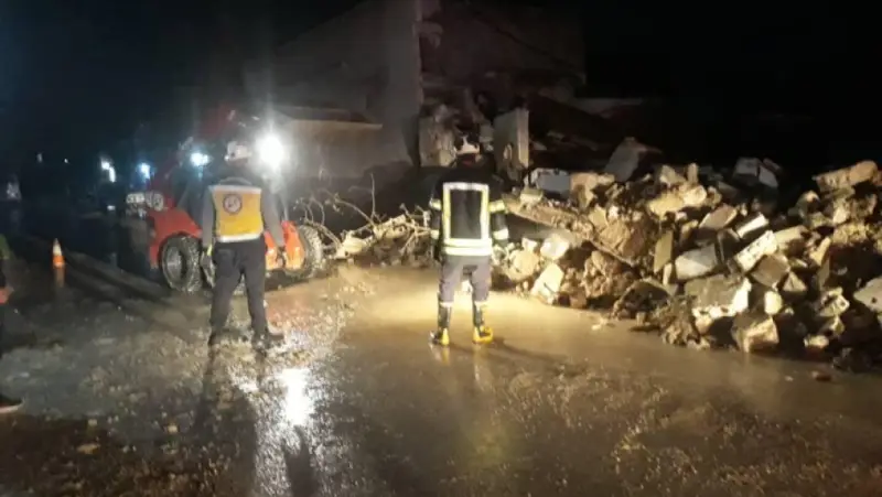 انهيار منزل متضرر في داريا بريف دمشق بعد قصف سابق