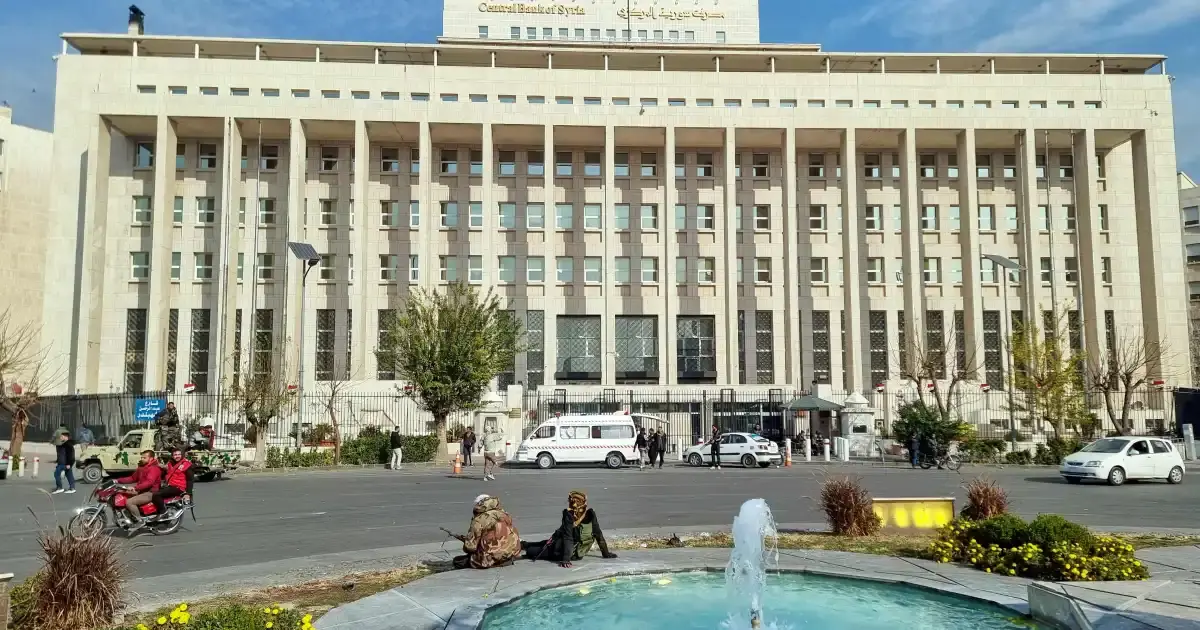 أسعار الصرف والذهب في سوريا اليوم.. الدولار يلامس 12 ألف ليرة وعيار 21 فوق 1.44 مليون