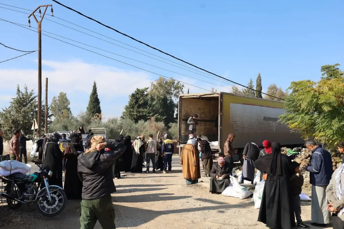 220 سلة صحية تُوزع على الأسر الوافدة من السويداء في مدينة إزرع بريف درعا