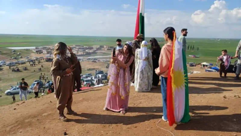 آلاف الأكراد يحتفلون بعيد نوروز في الحسكة بعد تأجيله بسبب الأمطار