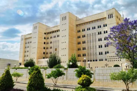 الخارجية السورية تؤكد رفضها القاطع لأي اعتداء على السفارات والمقار الدبلوماسية