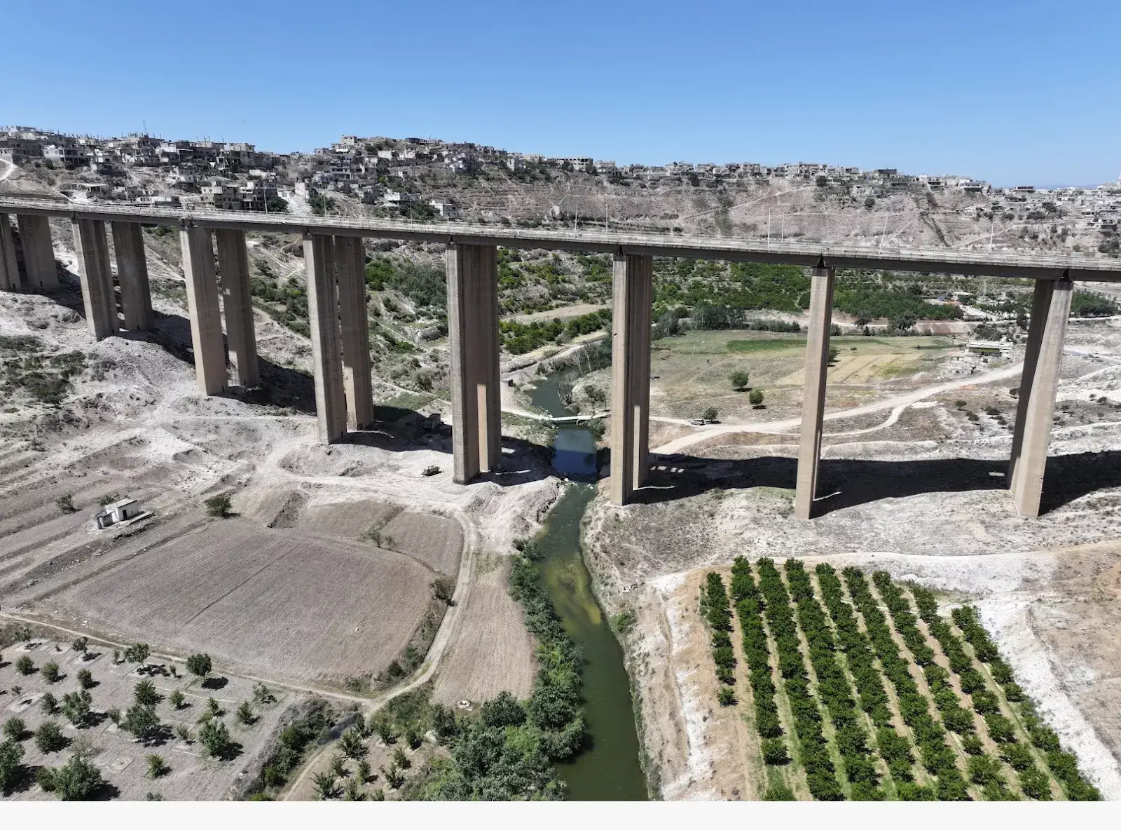 معاذ نجار يتفقد مشاريع تأهيل الجسور في حمص ويشدد على تسريع الإنجاز