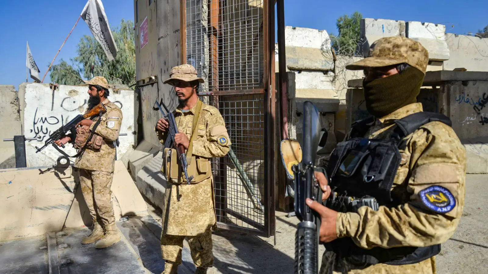 مقتل 110 أفغان في اشتباكات حدودية مع باكستان ونزوح آلاف الأسر