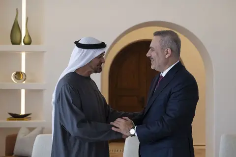محمد بن زايد يبحث مع وزير الخارجية التركي تداعيات التصعيد العسكري في المنطقة