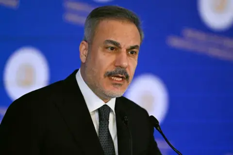 فيدان يبحث مع زملائه إنهاء الأزمة في المنطقة