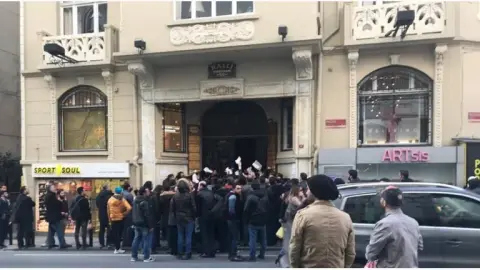 إقبال متزايد على القنصلية السورية في إسطنبول مع تحسينات ملحوظة في الخدمات