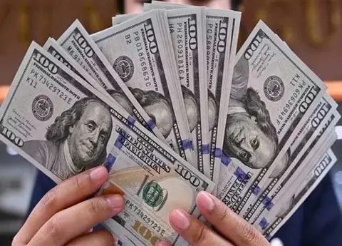 سعر الدولار يتخطى 12 ألف ليرة مع تراجع الحوالات وارتفاع الطلب على العملة الأجنبية