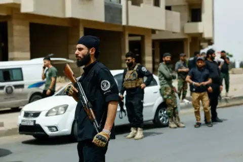 مقتل قيادي بوزارة الدفاع السورية في هجوم مسلح بدير الزور الشرقي