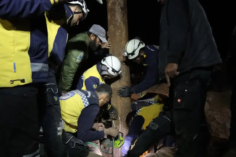 الدفاع المدني السوري ينقذ طفلة من حفرة مائية بريف إدلب