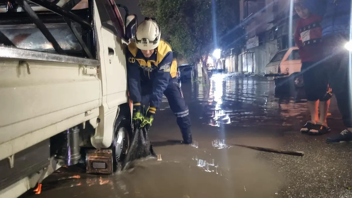 فرق مديرية دوائر الخدمات تنتشر في أحياء دمشق لإزالة تجمعات المياه