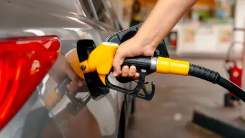 السماح لأصحاب محطات الوقود بدفع قيمة المشتقات النفطية بالليرة السورية