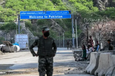 تدهور العلاقات بين أفغانستان وباكستان بعد الهجمات العسكرية