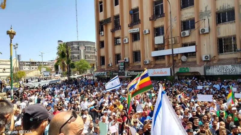 احتجاجات في السويداء تطالب بحق تقرير المصير وتؤيد قرارات حكمت الهجري