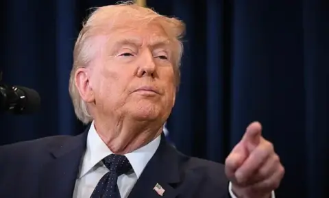 ترامب يلمح إلى احتمال تدخل عسكري في كوبا