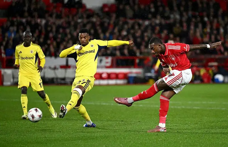 فريق جينك البلجيكي ينجح في العودة في الدور الستة عشر