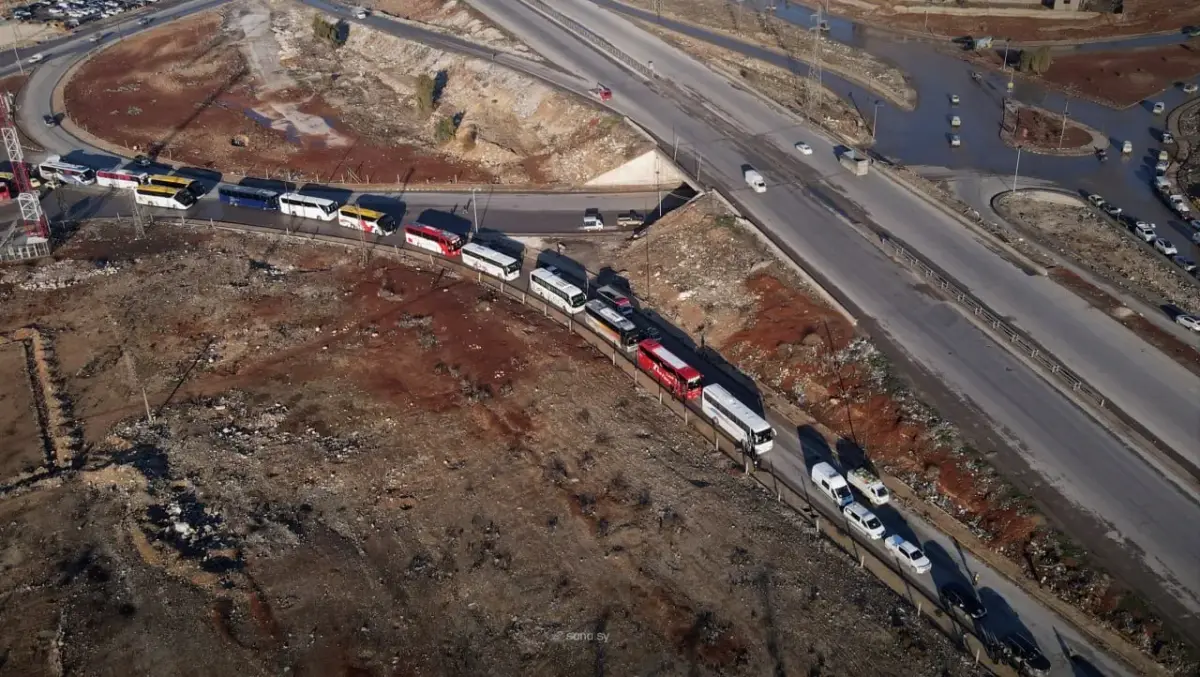 انطلاق قافلة تضم 200 عائلة نازحة من القامشلي إلى عفرين ضمن جهود العودة المنظمة