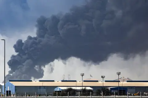 إيران تدافع عن سيادتها وتستهدف مواقع عسكرية أمريكية في الإمارات