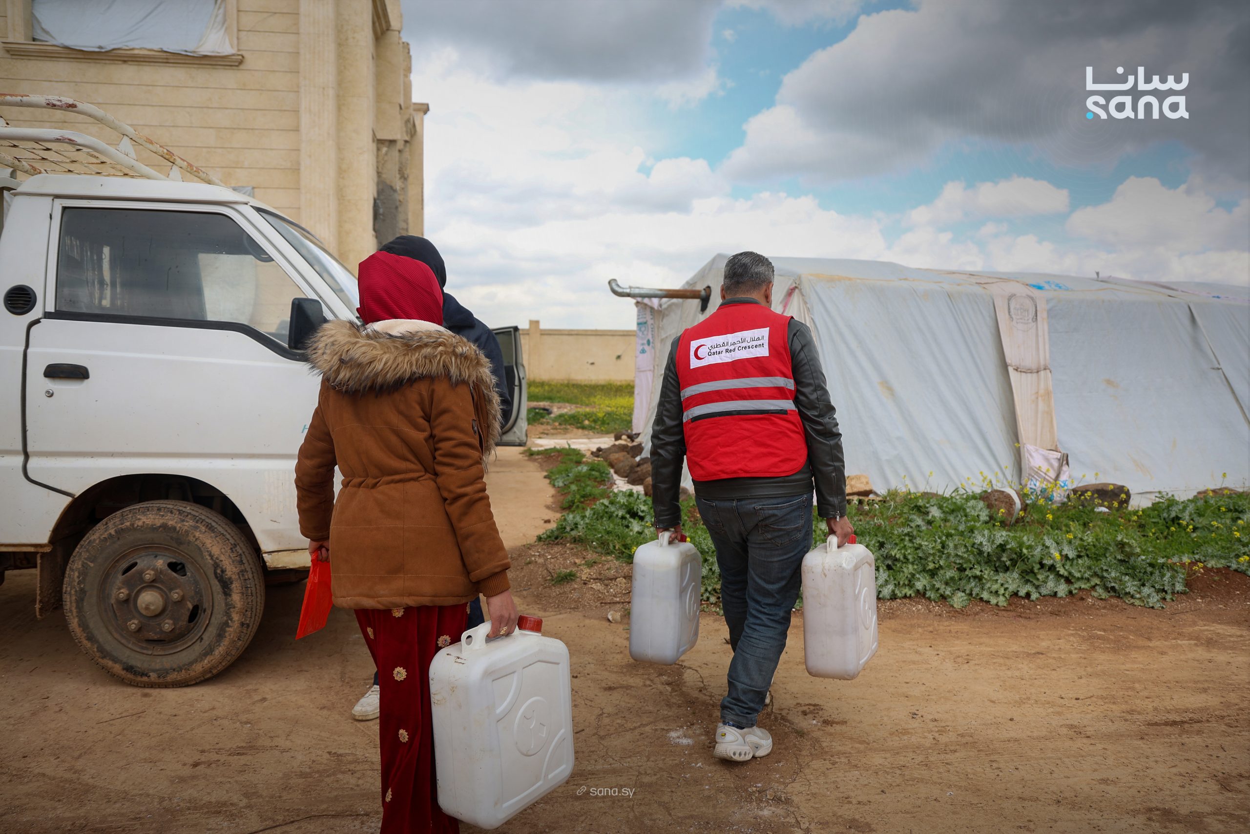 الهلال الأحمر القطري يوزع مازوت التدفئة على عائلات الوافدين من السويداء في ريف درعا