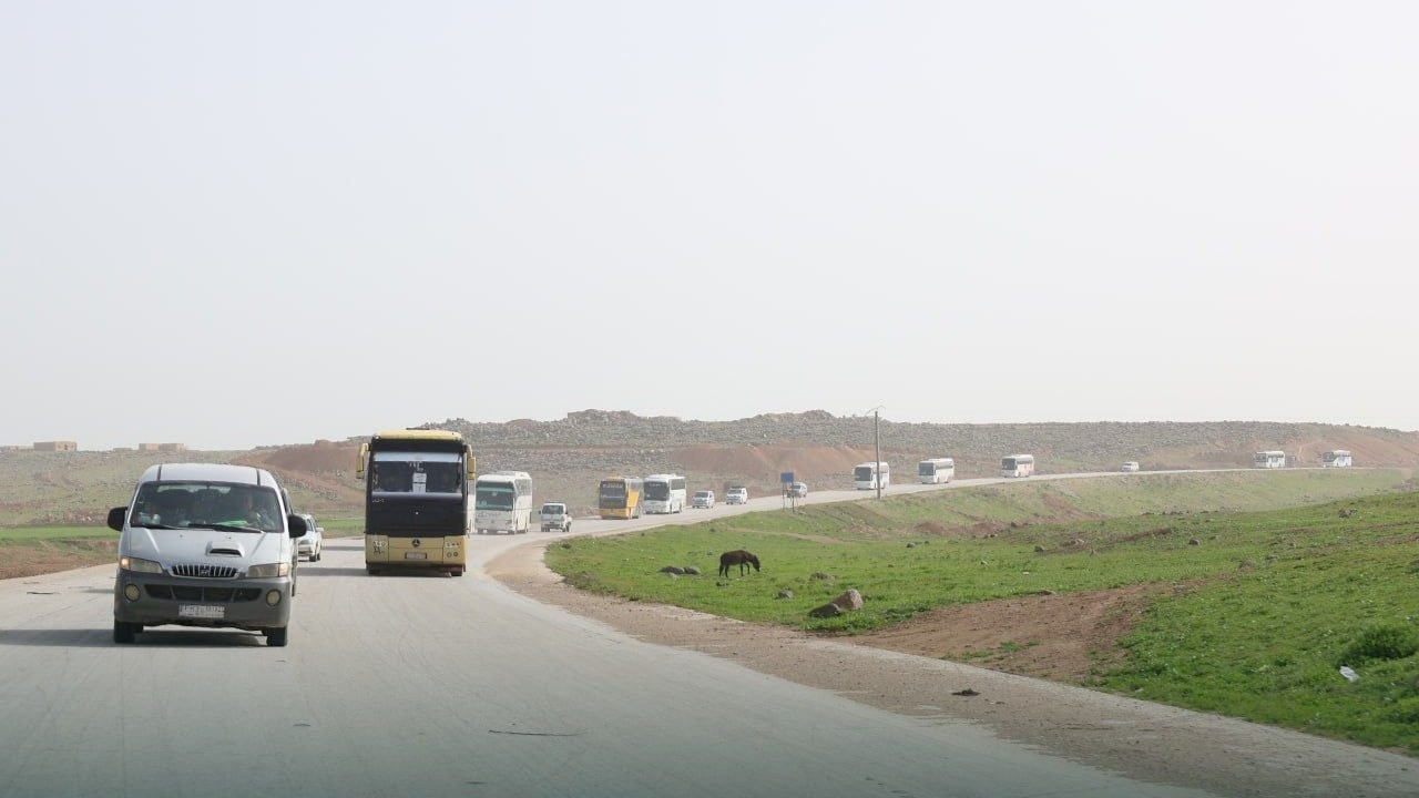 انطلاق قافلة تضم 800 عائلة من نازحي عفرين في الحسكة نحو ديارهم