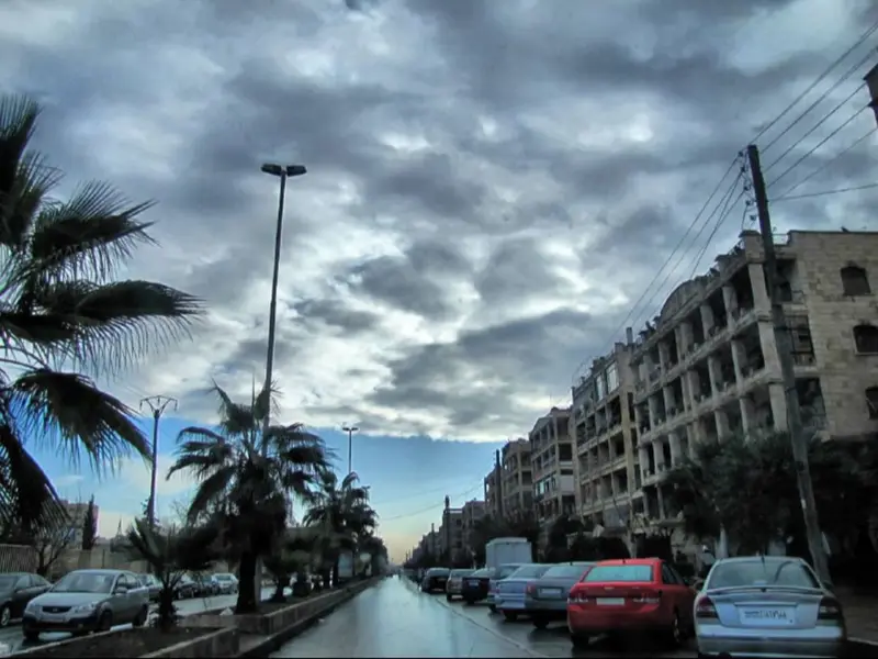 درجات الحرارة أدنى من معدلاتها وهطولات مطرية متفرقة في عدة مناطق بالبلاد