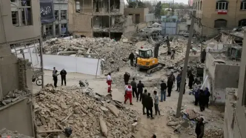 تضرر حي الجوادية القديم في طهران جراء الغارات الأمريكية الإسرائيلية