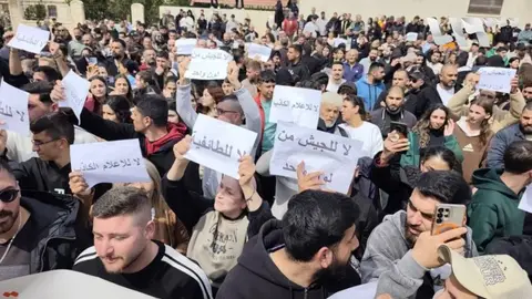 مواطنو السقيلبية يحتشدون في كنيسة للمطالبة بوقف العنف واستعادة الاستقرار