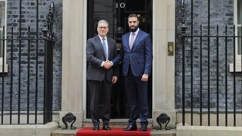الشرع وستارمر يبحثان تعزيز التعاون الثنائي والقضايا الإقليمية في لندن