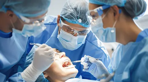 جامعة دمشق تطلق الدفعة الثانية من برنامج الزمالة السريرية المتقدمة في زراعة الأسنان