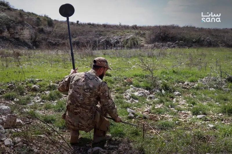 فرق الهندسة تواصل تطهير تلال نحشبا بريف اللاذقية