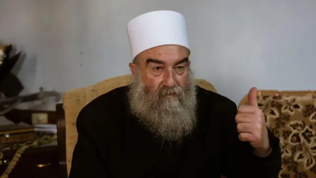 حكمت الهجري يعلن حل اللجنة القانونية وتشكيل مجلس إدارة جديد في السويداء