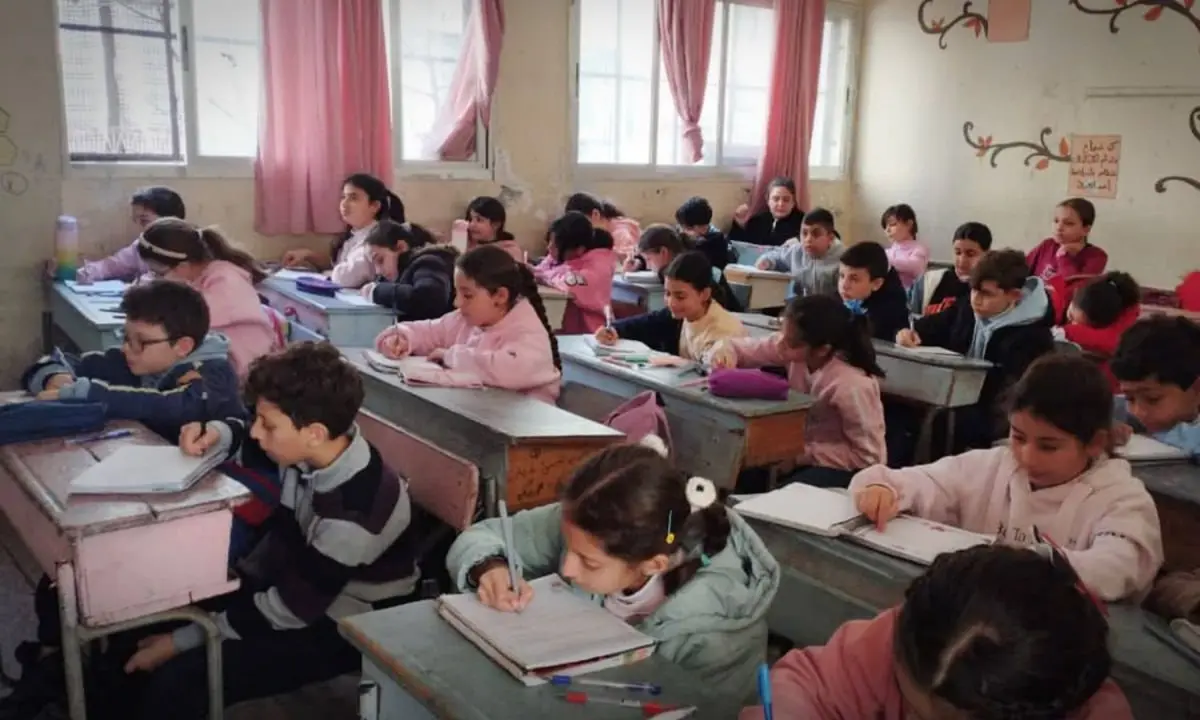 توزيع كسوة العيد على طلاب مدارس دير الزور ضمن جهود دعم التعليم