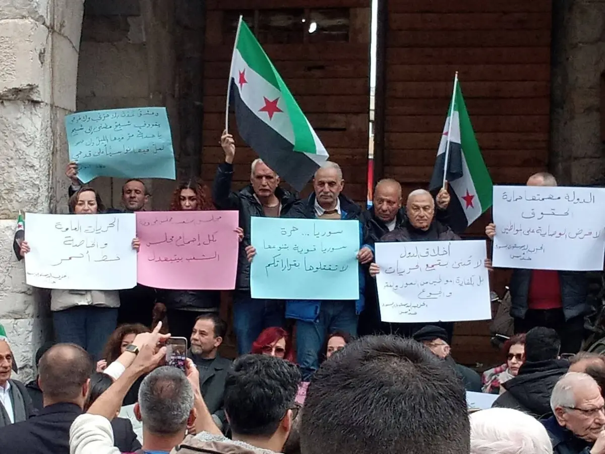 فيديو : اعتصام سلمي في ساحة باب توما بدمشق رفضًا لقرارات تمس حريات المواطنين