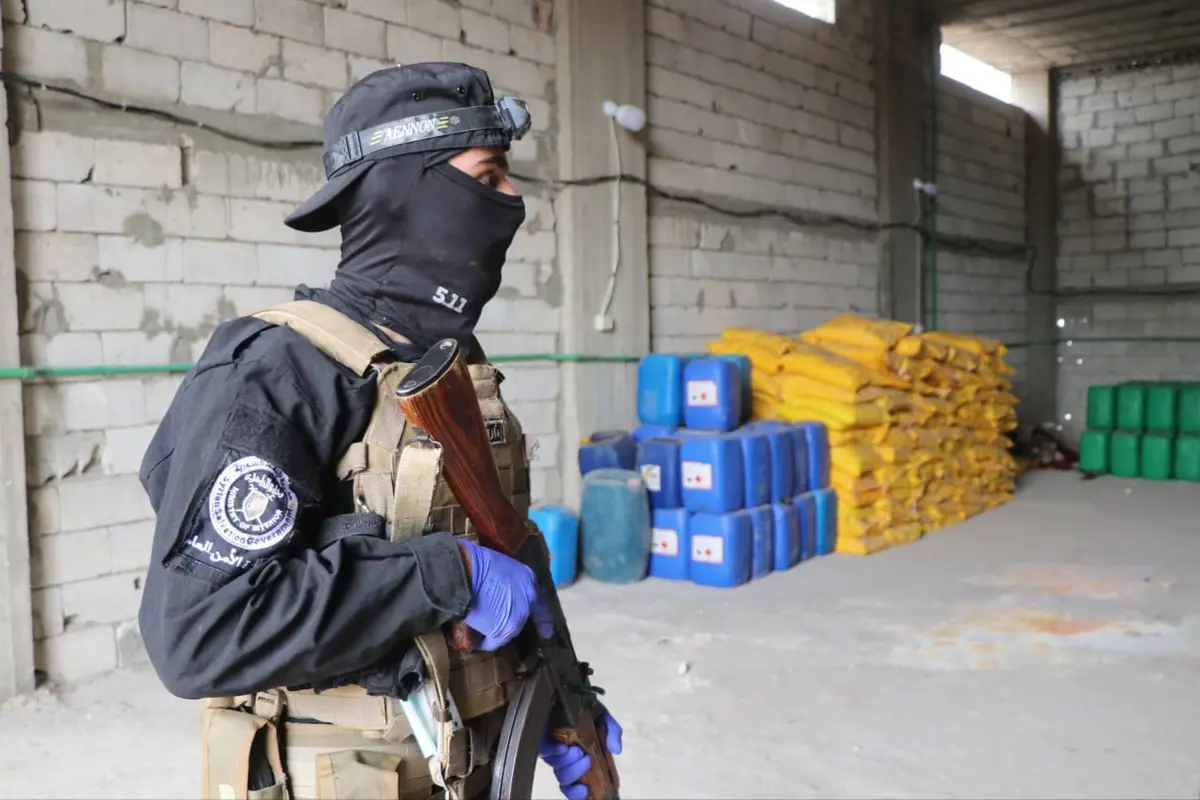 الرقة تشدد الرقابة على تجارة المخدرات وتدعو لمواجهة تهديداتها المجتمعية