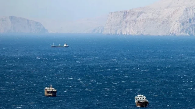 إيران تفرض رسوم عبور مضيق هرمز بالريال وتدرس اتفاق تعاون مع عمان