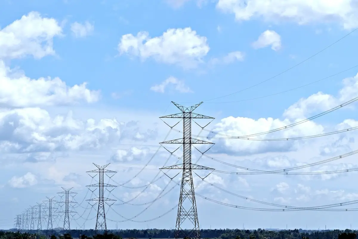 أم ولد بريف درعا تشهد استبدال خط التوتر العالي لتعزيز استقرار التيار الكهربائي