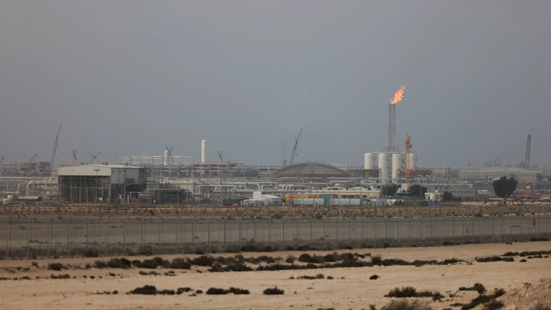 قطر توثق أضراراً كبيرة في قاعدة العديد ورأس لفان جراء هجمات إيرانية