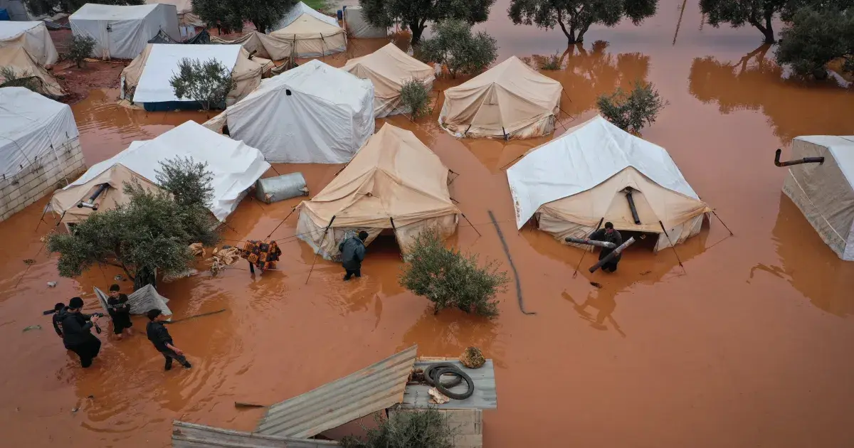 الأمطار الغزيرة تغمر مخيمات النازحين في إدلب.. أضرار بالغة واستنفار الدفاع المدني في عدة مناطق