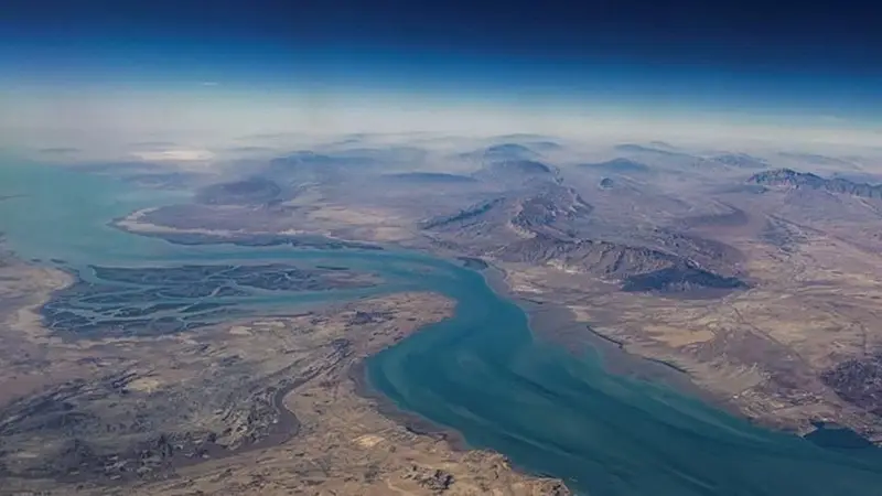 إيران تدرس فرض رسوم مرور وضرائب على السفن في مضيق هرمز.. «نظام جديد» للممر الاستراتيجي