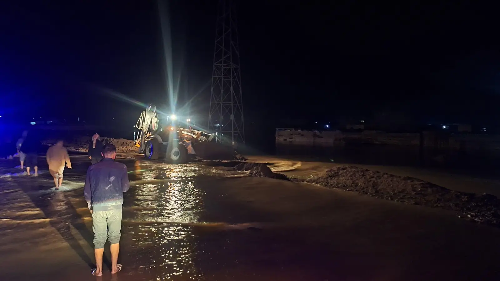 الدفاع المدني السوري يستجيب لفيضانات تل حميس في ريف الحسكة