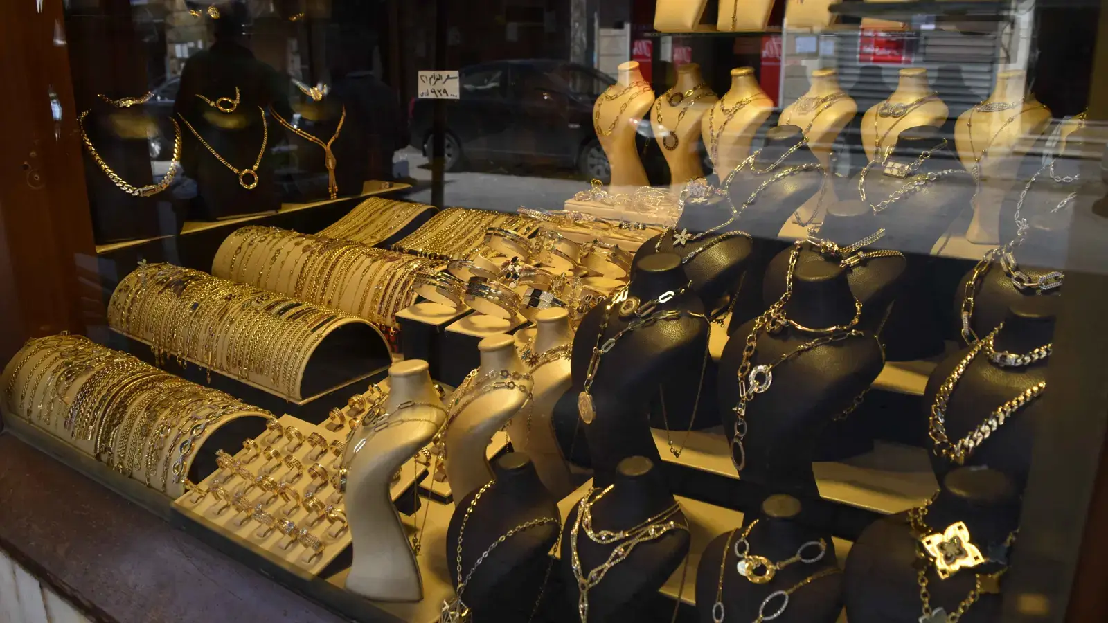 تراجع جزئي لليرة السورية أمام الدولار وارتفاع أسعار الذهب في تداولات الأحد