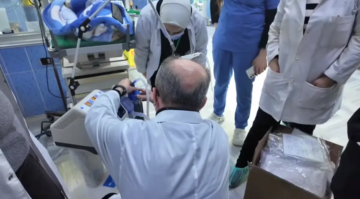 اليونيسف تقدم تجهيزات طبية متطورة لمشفى التوليد في اللاذقية لدعم صحة الأطفال حديثي الولادة