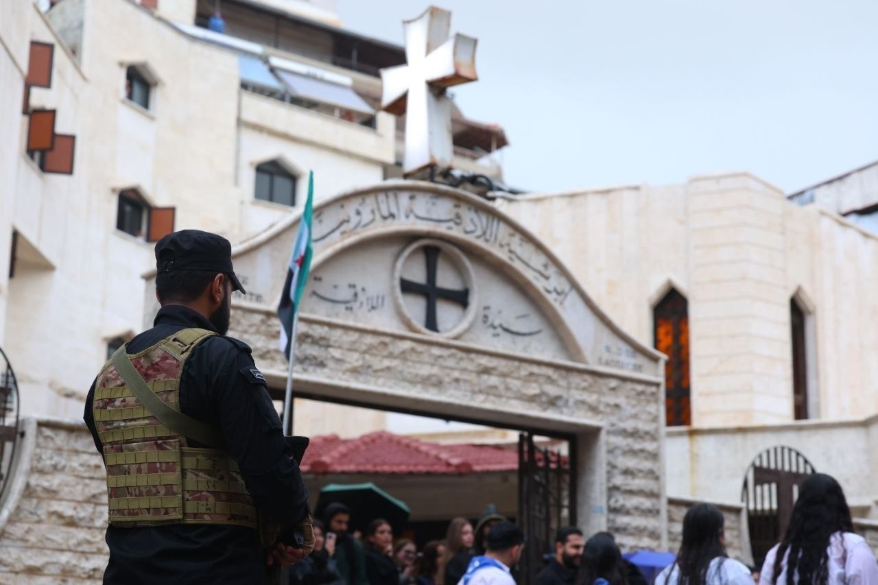 انتشار أمني مكثف حول كنيسة اللاتين في اللاذقية خلال شعائر عيد الجمعة